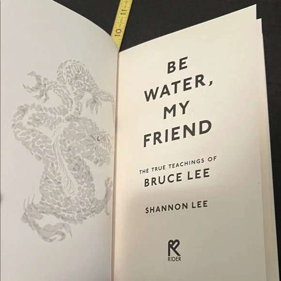 #0591+ Bruce Lee Black/Gold Hardcover Book by Shannon Lee ( Bruce Lee Daughter) - Picture 5 of 16